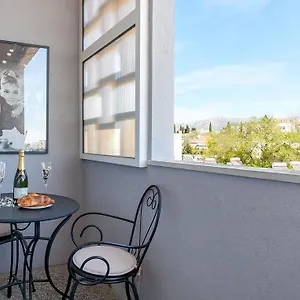 https://apartment-sophies-place.splithotels.org
